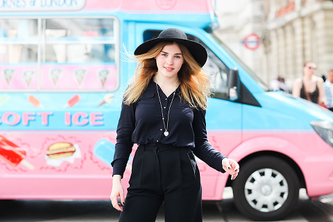 portrait spring photo shoot london cherry blossom pink kensington notting hill street style fashion (18)