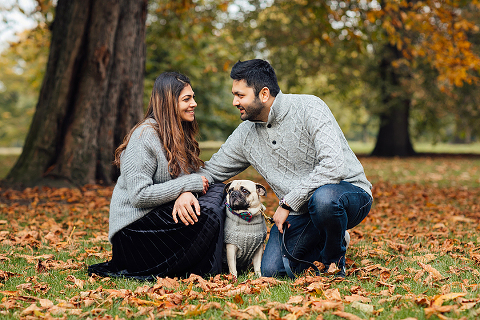 family couple pet dog pug autumn London Hyde park Kensington gardens photo shoot fall (20)