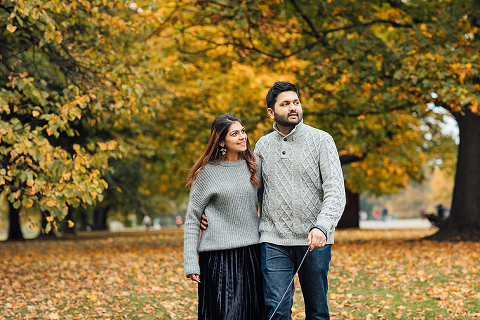 family couple pet dog pug autumn London Hyde park Kensington gardens photo shoot fall (31)