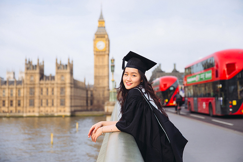 graduation london photo shoot portrait outdoor Big Ben Westminster street style (11)