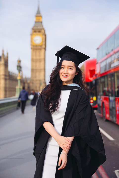 graduation london photo shoot portrait outdoor Big Ben Westminster street style (12)