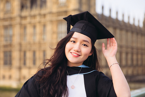 graduation london photo shoot portrait outdoor Big Ben Westminster street style (16)