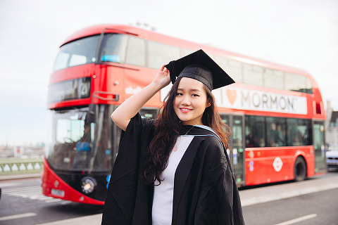 graduation london photo shoot portrait outdoor Big Ben Westminster street style (18)
