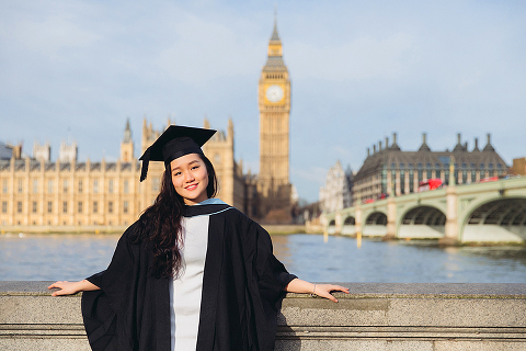 graduation london photo shoot portrait outdoor Big Ben Westminster street style (2)