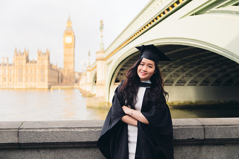 graduation london photo shoot portrait outdoor Big Ben Westminster street style (4)
