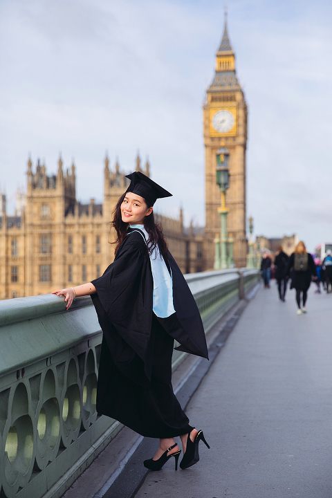 graduation london photo shoot portrait outdoor Big Ben Westminster street style (7)