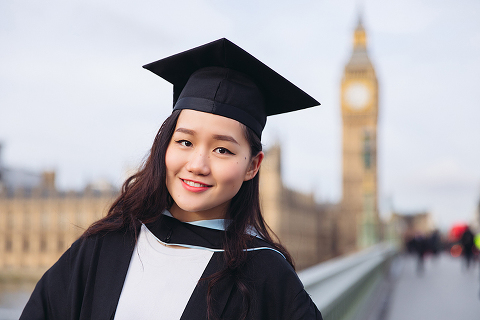 graduation london photo shoot portrait outdoor Big Ben Westminster street style (9)