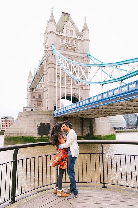 london christmas winter couples photo shoot engagement pre wedding photographer tower bridge (14)