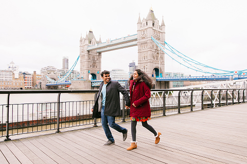london christmas winter couples photo shoot engagement pre wedding photographer tower bridge (15)