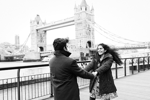 london christmas winter couples photo shoot engagement pre wedding photographer tower bridge (17)