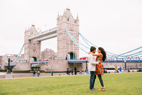 london christmas winter couples photo shoot engagement pre wedding photographer tower bridge (2)