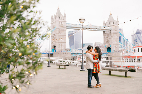 london christmas winter couples photo shoot engagement pre wedding photographer tower bridge (6)