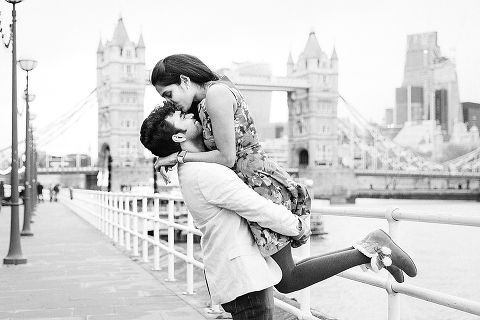 london christmas winter couples photo shoot engagement pre wedding photographer tower bridge (9)