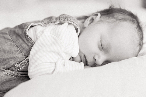 baby newborn family photographer lifestyle indoor photoshoot london (15)