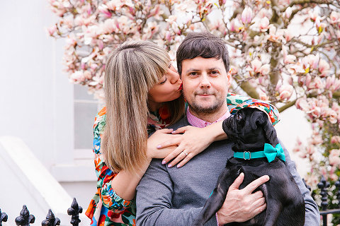couples engagement pre wedding photo shoot london notting hill pet black pug (7)